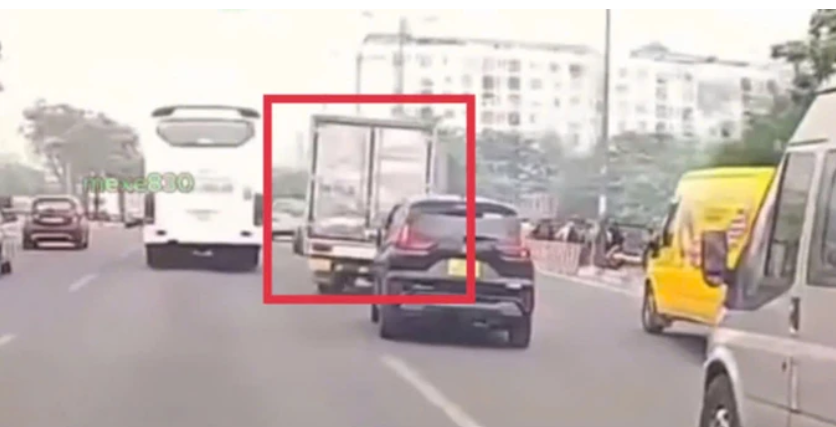 Hình ảnh tài xế xe tải lạng lách, gây náo loạn đại lộ Phạm Văn Đồng.