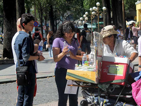 Người b&aacute;n h&agrave;ng rong tr&ecirc;n vỉa h&egrave; trước Bưu điện TP.HCM. Ảnh: HO&Agrave;NG GIANG