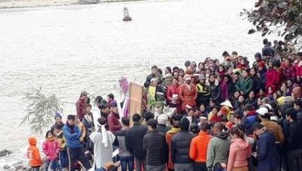 Đau thương phủ k&iacute;n v&ugrave;ng biển x&atilde; Hải Thanh khi h&agrave;ng trăm người th&acirc;n tham dự lễ chi&ecirc;u hồn c&aacute;c thuyền vi&ecirc;n tại bờ biển.