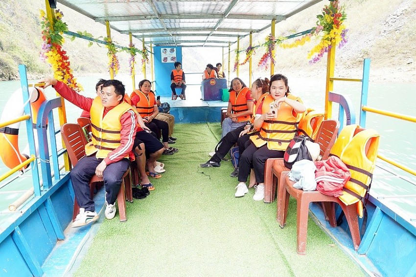 Trải nghiệm, ngắm cảnh tại sông Nho Quế là một trong những dịch vụ thu hút khách du lịch khi đến Hà Giang. (Ảnh: Phàn Họ).