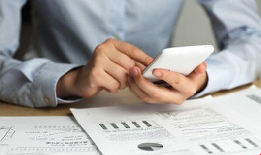 Chỉ cần một chiếc smarphone, DN có thể giao tiếp với đối tác mọi lúc, mọi nơ.