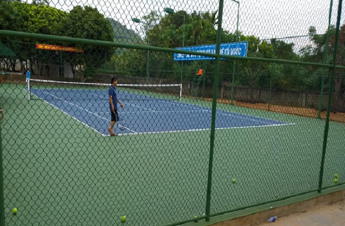 Người chơi này được cho là ông Bùi Quang Hoàn, Chủ tịch UBND huyện Kỳ Anh đang chơi tennis tại sân trường tiểu học Kỳ Đồng?