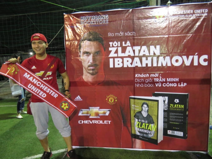 CĐV MU chụp ảnh tại buổi ra mắt tự truyện