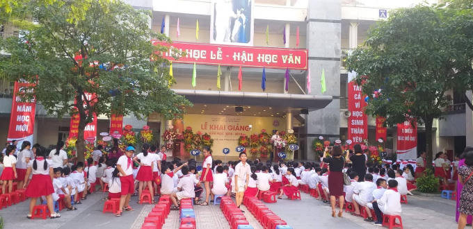 Các em học sinh trường Tiểu học Dịch Vọng A (Cầu Giấy, Hà Nội) hân hoan đón chào năm học mới. Ông Hoàng Văn Vượng, một phụ huynh học sinh cho hay: Tôi hi vọng năm nay, các thầy cô sẽ chủ động áp dụng công nghệ thông tin 4.0 vào giảng dạy. Đây là việc không thể thiếu trong giai đoạn hiện nay.