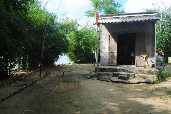 Nhiều nhà dân ở xóm Hòa Lam chỉ cách dòng sông Lam vài bước chân. Ảnh Duy Ngợi