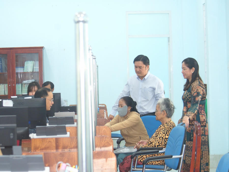 Trong 2 ngày đầu tiếp nhận và giải quyết thủ tục hành chính tại đơn vị hành chính mới, bà Lê Kim Thúy - Bí thư Đảng ủy xã Vĩnh Mỹ cùng ông Trần Minh Thới - Chủ tịch UBND xã đã trực tiếp có mặt tại trụ sở để hướng dẫn, hỗ trợ người dân.