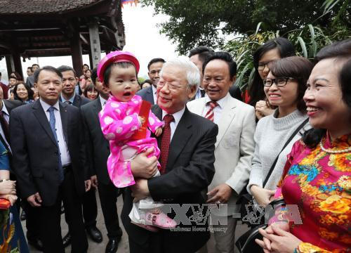 Tổng Bí thư Nguyễn Phú Trọng chúc Tết, tặng quà nhân dân và các cháu Thủ đô Hà Nội đang vui xuân bên Đền Ngọc Sơn. (Ảnh: Trí Dũng – TTXVN)