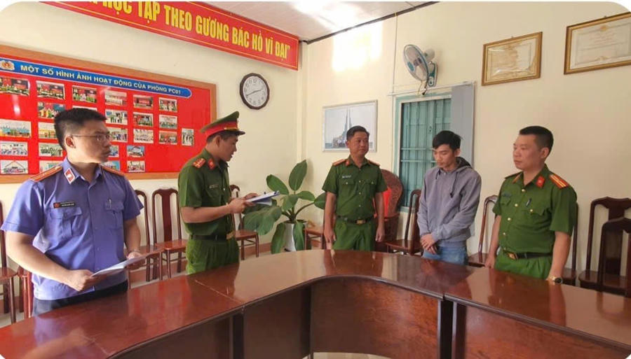 Công an đọc lệnh khởi tố, bắt tạm giam đối tượng Phạm Kiều Hưng.