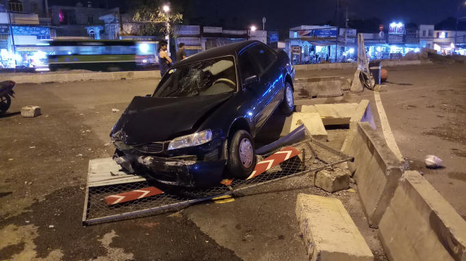 Chiếc ô tô tông sập rào chắn công trình.