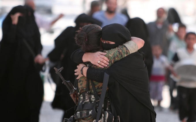 Người dân cảm ơn sự giúp đỡ từ lực lượng SDF. (Ảnh: Reuters)