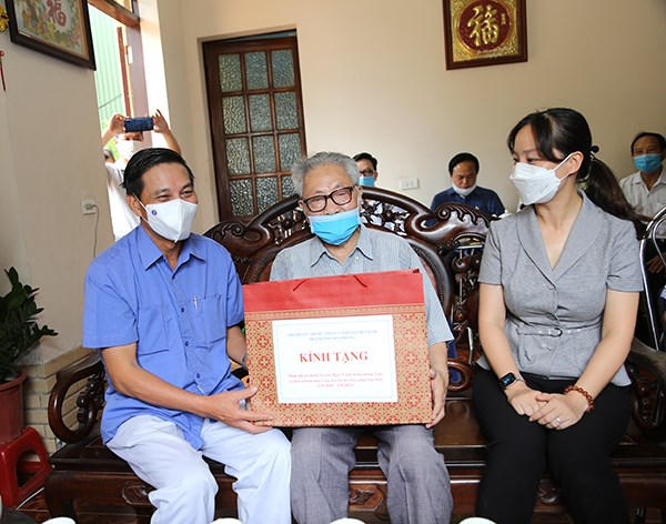 Chủ tịch UBND TP Hải Phòng Nguyễn Văn Tùng tặng quà Cán bộ Tiền khởi nghĩa.