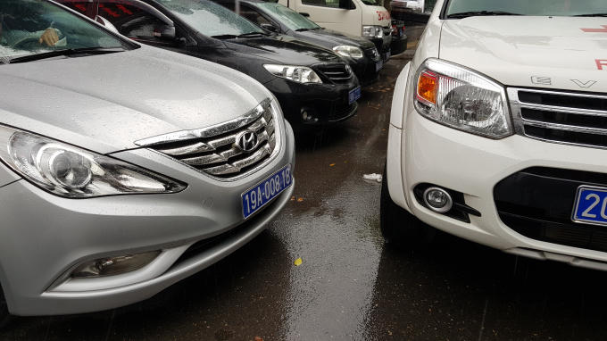 Các phương tiện đỗ sát nhau khiến người đi bộ không còn lối đi lạitrên vỉa hè.