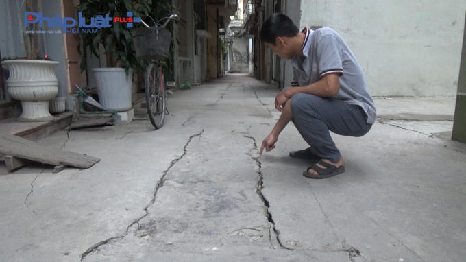 Đoạn đường bị nứt do thi công phần móng đã được đền bù sửa chữa nay lại tiếp tục nứt trở lại.