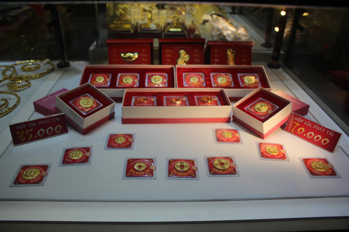 Ng&agrave;y V&iacute;a Thần T&agrave;i: V&agrave;ng miếng h&igrave;nh Kim Khuyển sốt h&agrave;ng