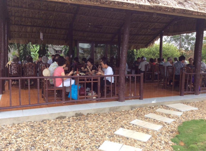 Bữa trưa phục vụ khách tại Công viên Thiên Đức.