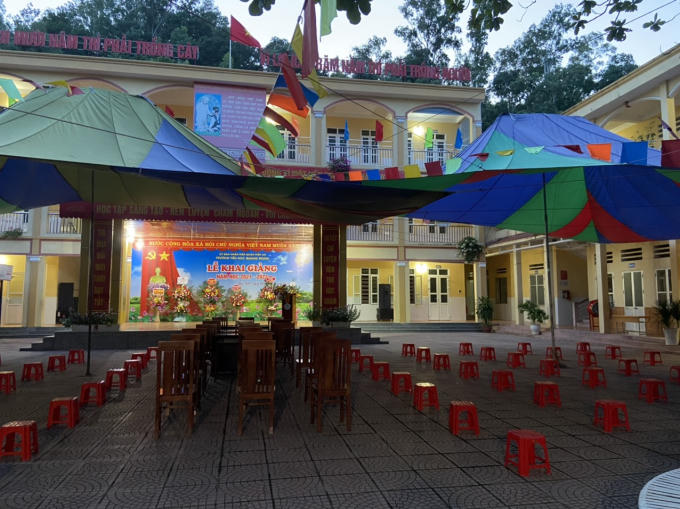 Khâu chuẩn bị trang trí cho lễ khai giảng hoàn tất từ sớm nhưng bị ảnh hưởng bởi trời mưa.
