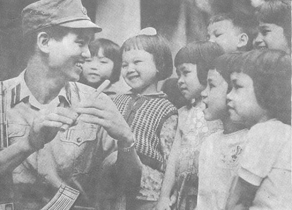 Anh bộ đội vui cười cùng trẻ thơ - Ảnh: Diễn đàn vnmilitaryhistory.net