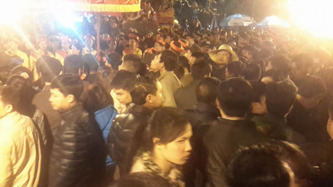 Ban tổ chức tiến hành phát ấn đền Trần vào 5h sáng ngày 11/2