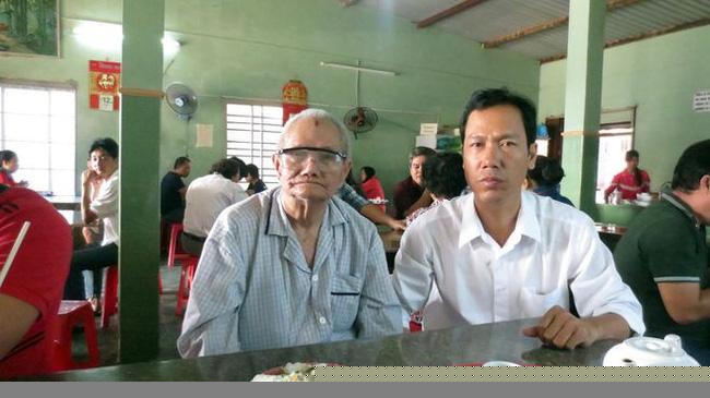 Cụ Trần Văn Tiệp và nhà báo Quế Hà – Báo Thanh Niên. Nhà báo Quế Hà thường đưa tin về việc tìm kiếm kho báu của cụ Tiệp. Ảnh: Q.H