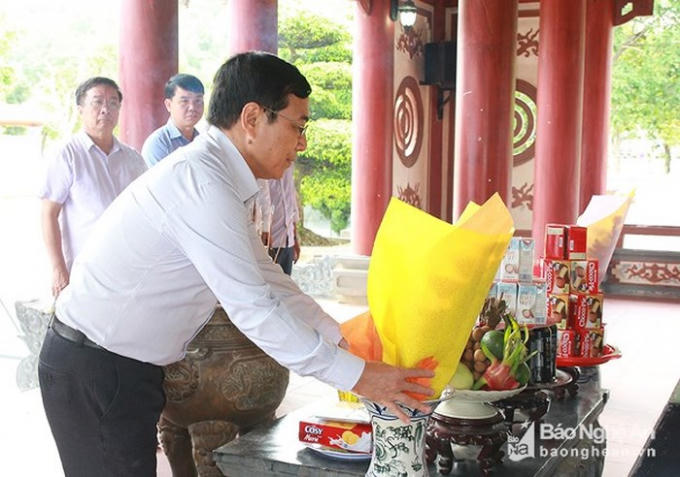 Đồng chí Nguyễn Văn Huy - Chủ tịch Ủy ban Mặt trận Tổ quốc tỉnh dâng hoa tại Khu Di tích lịch sử Quốc gia Truông Bồn. Ảnh: Chu Thanh