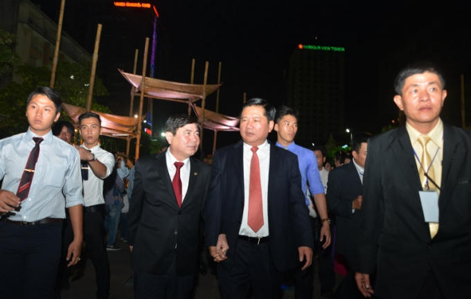 Bí thư Thành ủy Đinh La Thăng và Chủ tịch UBND TP.HCM Nguyễn Thành Phong vui vẻ cùng nhau thăm quan đường hoa.