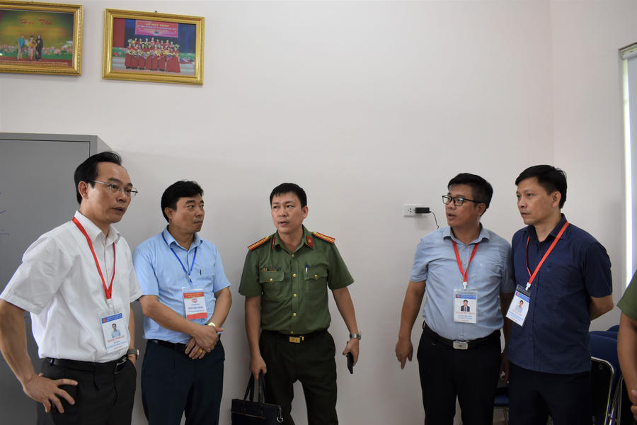 Thứ trưởng Hoàng Minh Sơn kiểm tra phòng đựng bài thi tại Điểm thi Trường THCS Bắc Kạn. (Ảnh: Bộ Giáo dục và Đào tạo)