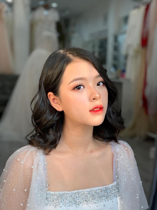 Cũng giống con gái Quyền Linh, Hồng Khanh có bố mẹ là người nổi tiếng nên cô bé cũng nhận được không ít sự chú ý.