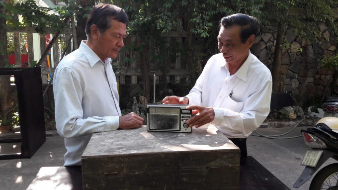 Đội trưởng Biệt đồng thành Hội An Đinh Văn Lời giời thiệu chiếc Ra-đi-ô nghiệp vụ và thùng gỗ dựng vũ khí của Đội trong kháng chiến chống Mỹ cứu nước.