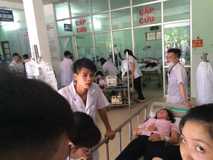 Gần 100 công nhân bị ngộ độc thực phẩm nhập viện ngay sau khi có triệu chứng buồn nôn, hoa mắt.