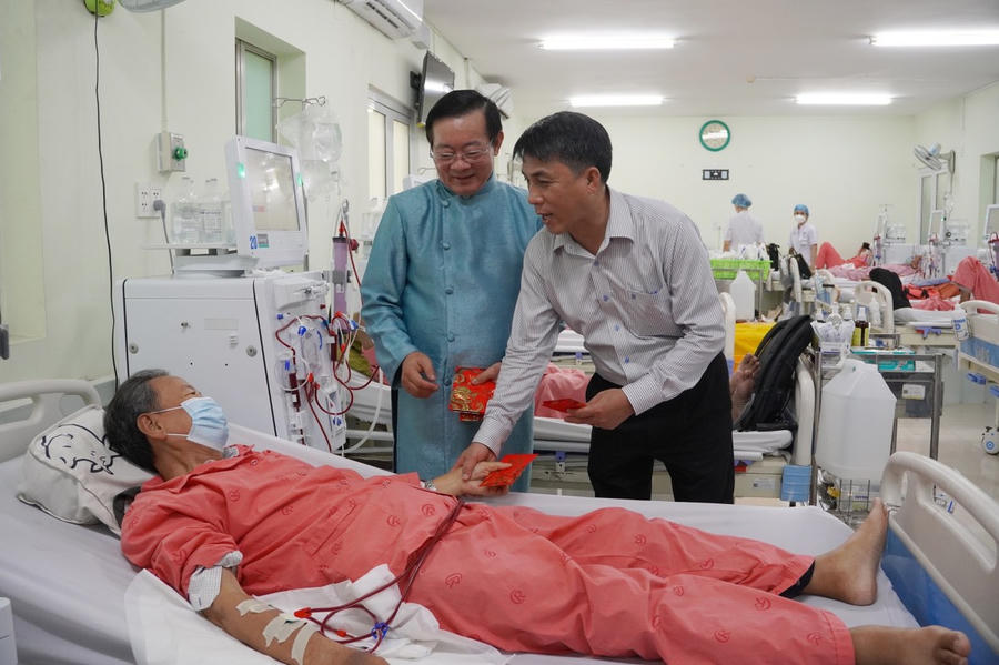 Khoa Thận nhân tạo bệnh viện Chợ Rẫy đến thăm hỏi, trao quà Tết cho các bệnh nhân chạy thận nhân tạo đang điều trị tại khoa.