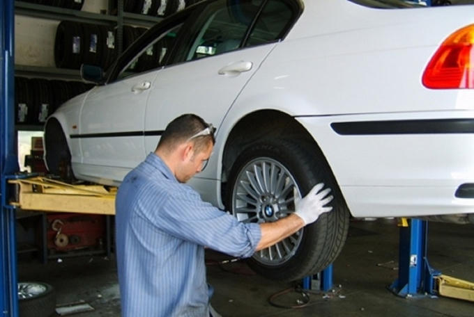 Đảo lốp xe ô tô là 1 trong những kỹ thuật bảo dưỡng xe để khắc phục tình trạng bốn lốp xe hao mòn không đều