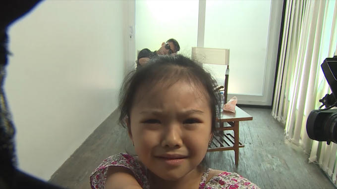 Cầu xin các chú quay phim cho bố con cháu ra khỏi đây.