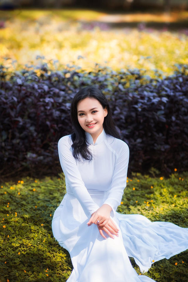 “Hot girl thổ dân” trở lại trong tà áo dài trắng gây sốt mạng