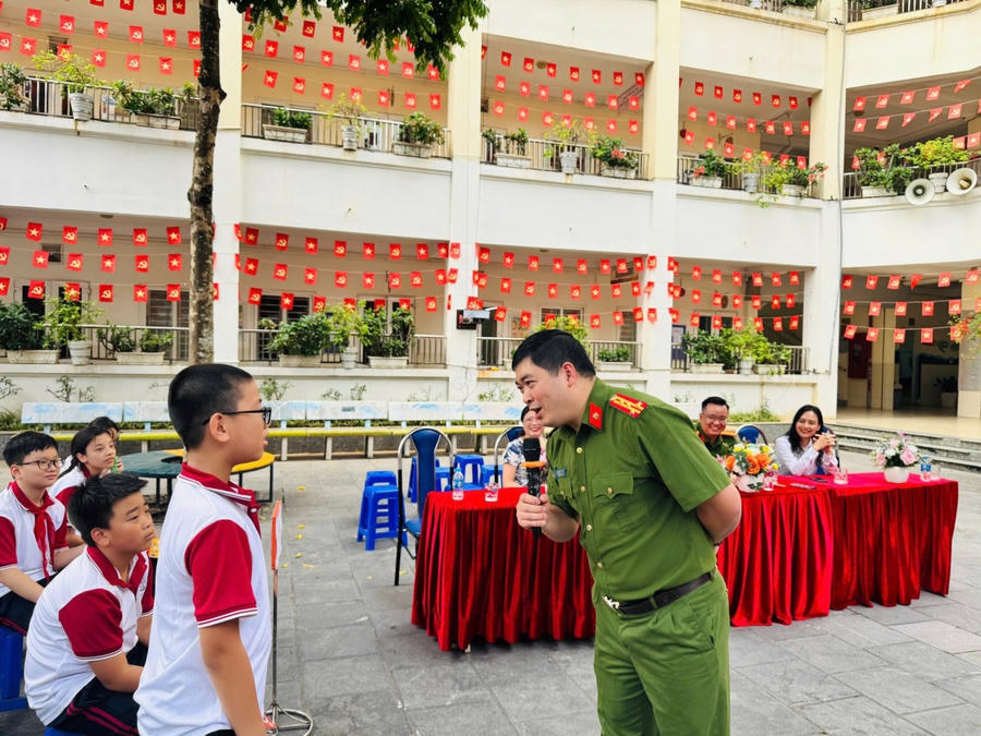 Lãnh đạo khoa Nghiệp vụ cơ bản - Học viện Cảnh sát nhân dân hướng dẫn học sinh nhận biết và xử lý các tình huống thực tế liên quan đến lừa đảo qua mạng, “bắt cóc online”, dụ dỗ ra nước ngoài, tống tiền qua video nhạy cảm.