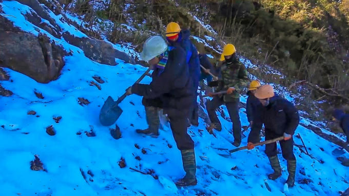 Thời tiết khắc nghiệt lu&ocirc;n l&agrave; thử th&aacute;ch cho c&aacute;c c&ocirc;ng nh&acirc;n k&eacute;o điện