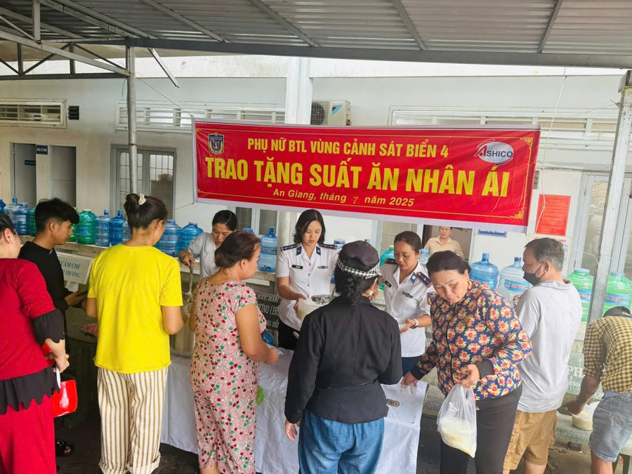 Hội Phụ nữ Bộ Tư lệnh Vùng trao tặng “Suất ăn nhân ái” tại trung tâm y tế đặc khu Phú Quốc.
