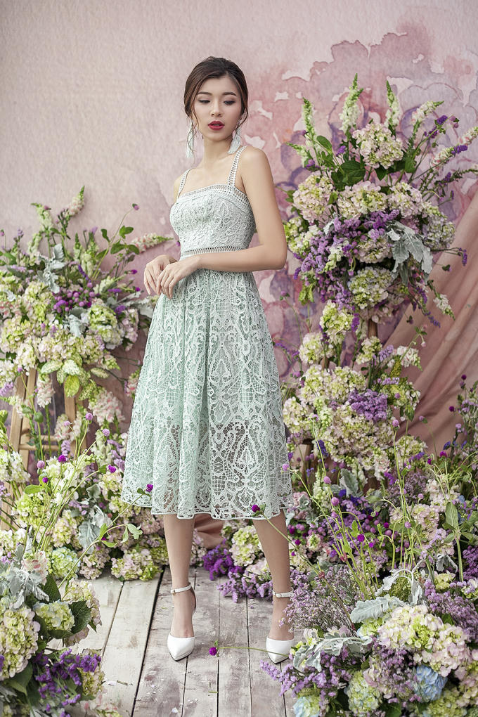 Sắc xanh pastel cũng khiến những cô nàng phải lòng với thiết kế trễ vai hay dáng xoè nữ tính, tập trung khai thác độ mềm, mỏng đặc trưng của chất liệu ren lưới. Ngoài cách bố trí đường cắt, may đối xứng, hoạ tiết hoa đính kết cũng là điểm nhấn cho những thiết kế này.