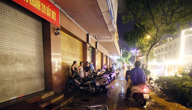 Một số người dân đã tranh thủ cơn mưa lớn đi xe máy vào phố đi bộ để về nhà nhanh hơn bất chấp việc bị cấm đi lại bằng xe gắn máy.