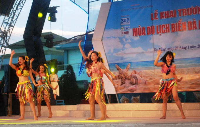 Ba ngày nghỉ ngắn, vẫn có khoảng 143.423 lượt khách đổ về Đà Nẵng.