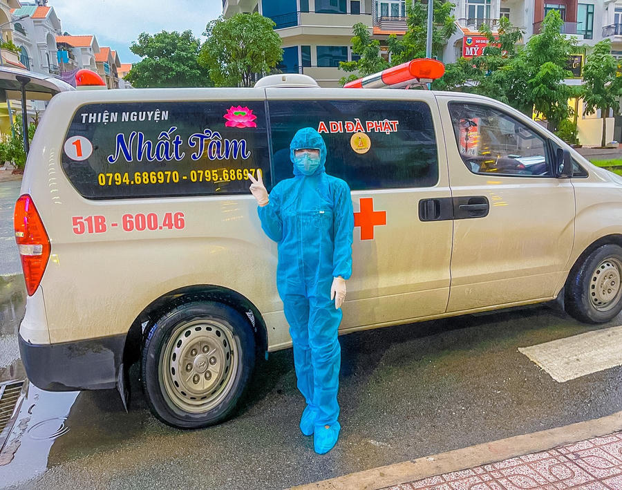 Trò chuyện cùng Nguyễn Thị Hà Nhi khi cô vừa tỉnh giấc ngủ, đồng hồ đã chỉ quá 12h trưa, nữ tài xế 25 tuổi cho biết cô vừa ngủ bù để lấy sức cho những chuyến xe chiều nay.