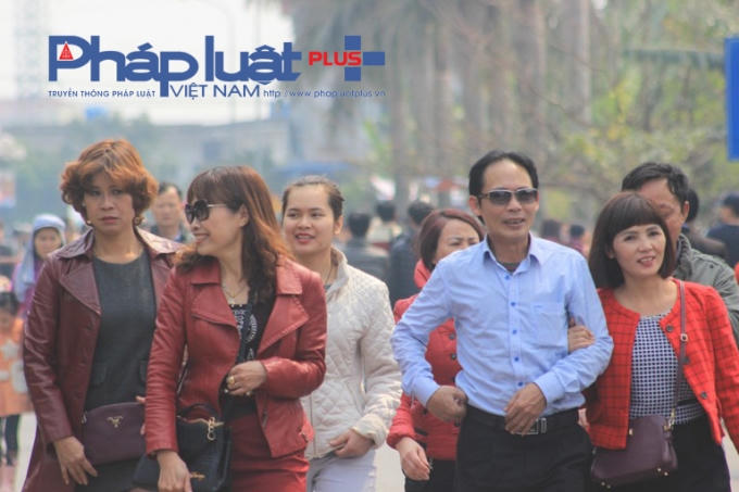 Đoàn người hứng khởi tìm về đền Trần chờ đến giờ khai hội.