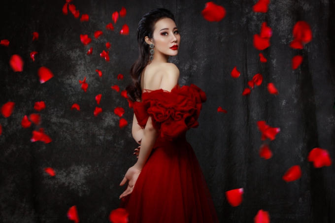 Dương Y&ecirc;́n Phi khoe nét đẹp hi&ecirc;̀n dịu trong b&ocirc;̣ đ&acirc;̀m trắng &ocirc;m sát