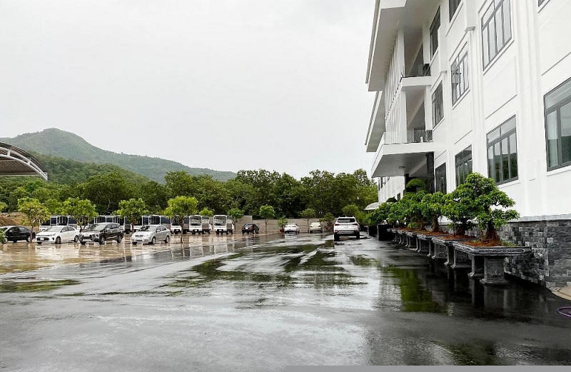 Hàng loạt xe cơ giới dùng để đào tạo đang đậu tại bãi.