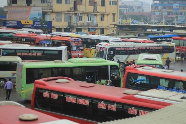 Mặc dù, giá xăng dầu giảm sâu nhưng các doanh nghiệp vận tải, hãng taxi vẫn chây ì trong việc giảm giá cước.