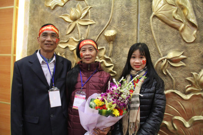 Gia đình Công Phượng đợi chờ đón em tại sân bay.