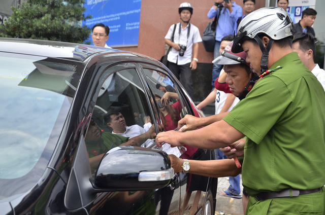 Lực lượng chức năng niêm phong những chiếc ô tô vắng tài xế.