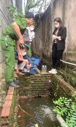 Lực lượng chức năng tiến hành lấy mẫu nước thải của công ty.