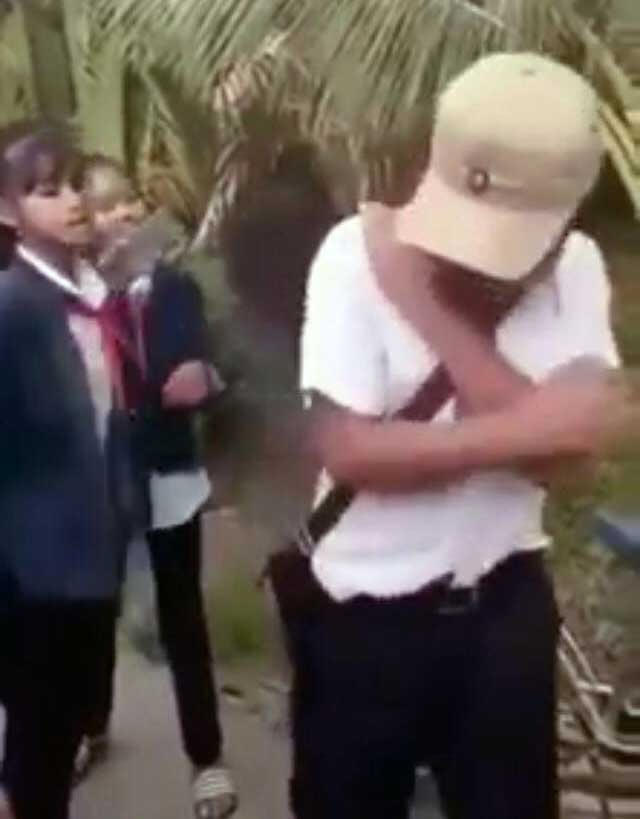 Nam sinh bị nhóm bạn nữ vây đánh hội đồng. Ảnh: Cắt từ clip