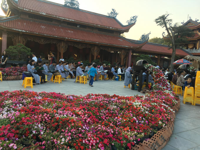 Quảng Ninh: H&agrave;ng triệu du kh&aacute;ch h&agrave;nh hương trong ng&agrave;y nghỉ