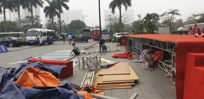 Sân khấu đang được dần dựng lên.